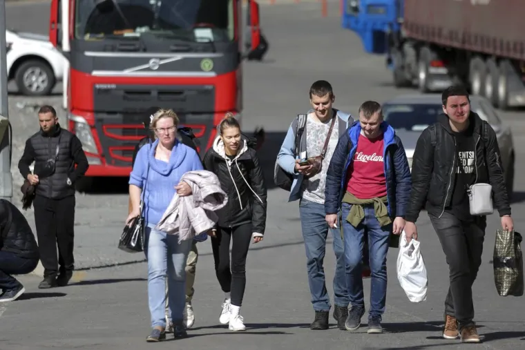 Mladi i golobradi Rusi bježe od Putinova rata! Pješice i na biciklima prelaze granicu, kolone su nepregledne