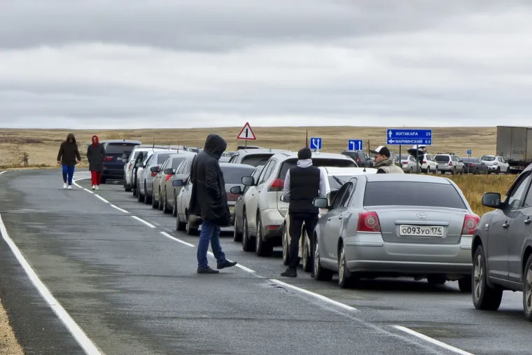 Mladi i golobradi Rusi bježe od Putinova rata! Pješice i na biciklima prelaze granicu, kolone su nepregledne