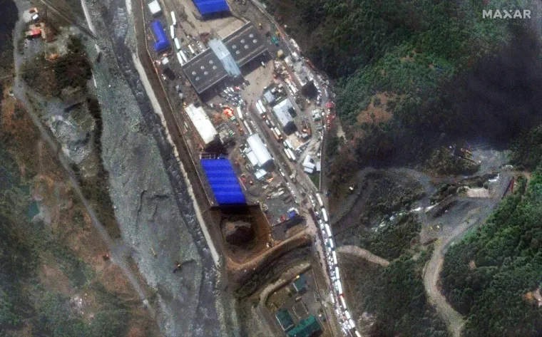 Mladi i golobradi Rusi bježe od Putinova rata! Pje&scaron;ice i na biciklima prelaze granicu, kolone su nepregledne