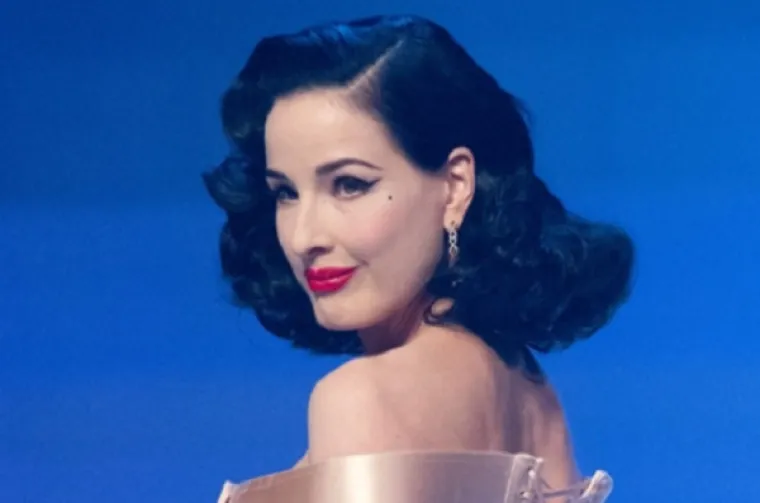 Dita Von Teese rođena je kao Heather Renee Sweet. Iako je danas krasi bujna crna kosa, mnoge iznenađuje činjenica da je Dita zapravo prirodna plavuša. 
