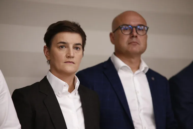 Njezinu imenovanju za predsjednicu vlade protivila se Srpska pravoslavna crkva, a na najave njezina imenovanja za mandatarku nisu blagonaklono gledali ni pojedini koalicijski partneri vladajuće Srpske napredne stranke.