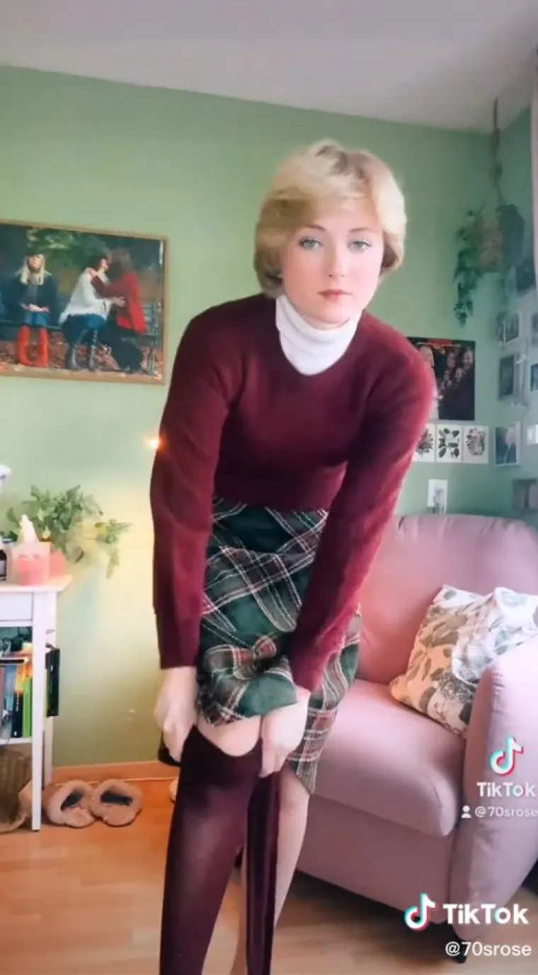 U videu, koji je skupio više od 63.000 lajkova, otkrila je da se odlučila za &quot;Lady Diana look&quot;, a na sebi je imala kariranu suknju, bordo džemper i bijelu dolčevitu.