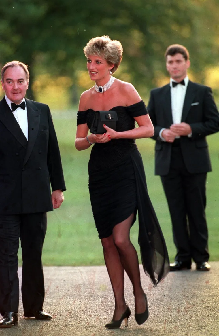 Diana je kultnu crnu koktel haljinu nosila 20. studenog 1994. godine kada je bila na zabavi Vanity Faira u galeriji Serpentine u Londonu nakon što je princ Charles na TV-u priznao svoj preljub.