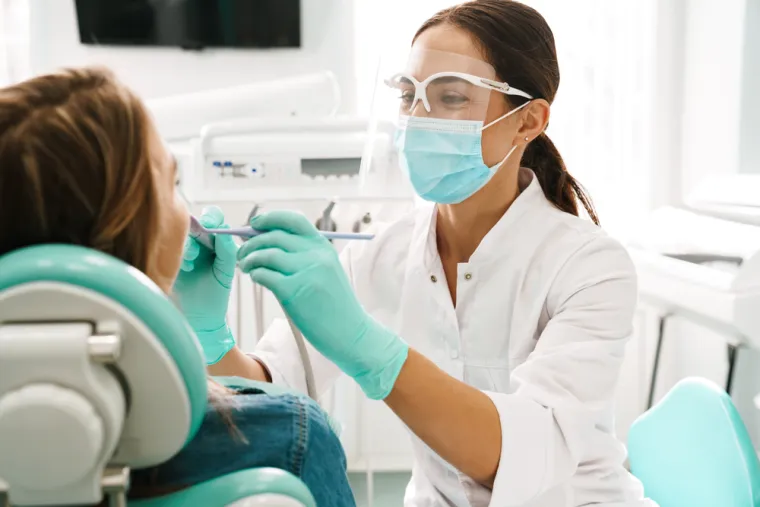 2. Trudni ste - Stomatolog Glen Stephenson za Prevention objašnjava kako gotovo 40 posto žena tijekom trudnoće razvije gingivitis. On se javlja zbog povećane količine hormona progesterona koji olakšava razvoj bakterija koje uzrokuju propadanje zubnog mesa. Moguća je i pojava piogeni granulom, odnosno crvena kvržica koja nestaje sama od sebe nakon trudnoće. 