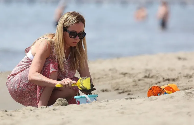 'Žena, majka, kršćanka' bez srama pred paparazzima: Izgledna premijerka Italije uhvaćena u trenucima relaksacije -  i jednoj štetnoj navici