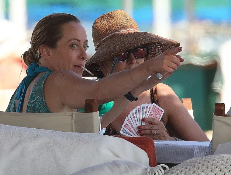 'Žena, majka, kršćanka' bez srama pred paparazzima: Izgledna premijerka Italije uhvaćena u trenucima relaksacije -  i jednoj štetnoj navici