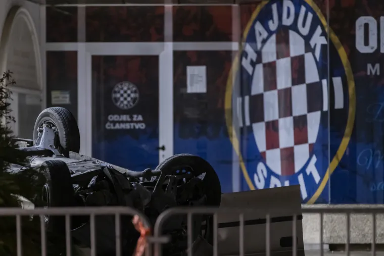 Automobilom probio ogradu na Poljudu i pao s desetak metara visine