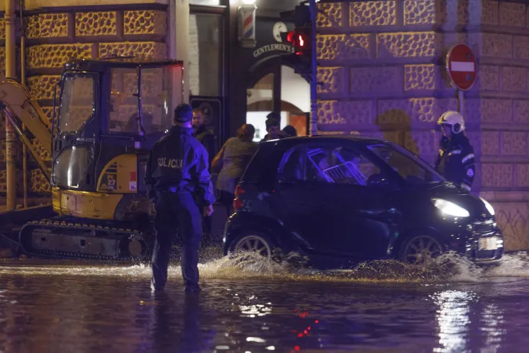 Apokaliptični prizori iz Rijeke sinoć! Automobili i ljudi zarobljeni u poplavi, jedan čovjek je poginuo u bujici