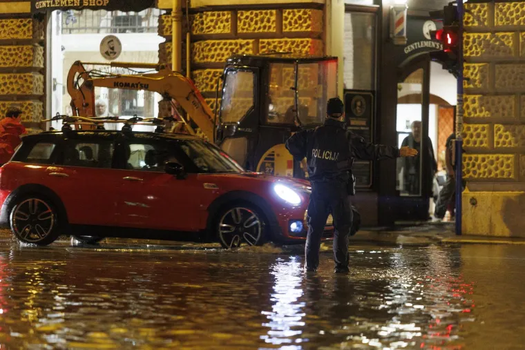 Apokaliptični prizori iz Rijeke sinoć! Automobili i ljudi zarobljeni u poplavi, jedan čovjek je poginuo u bujici