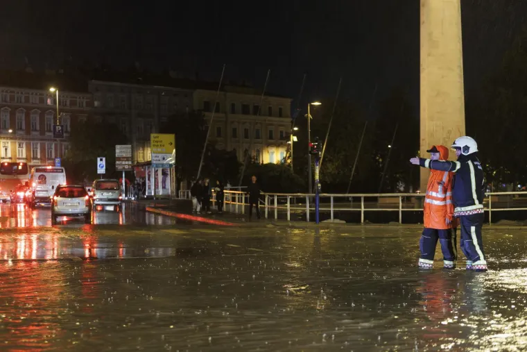 Apokaliptični prizori iz Rijeke sinoć! Automobili i ljudi zarobljeni u poplavi, jedan čovjek je poginuo u bujici