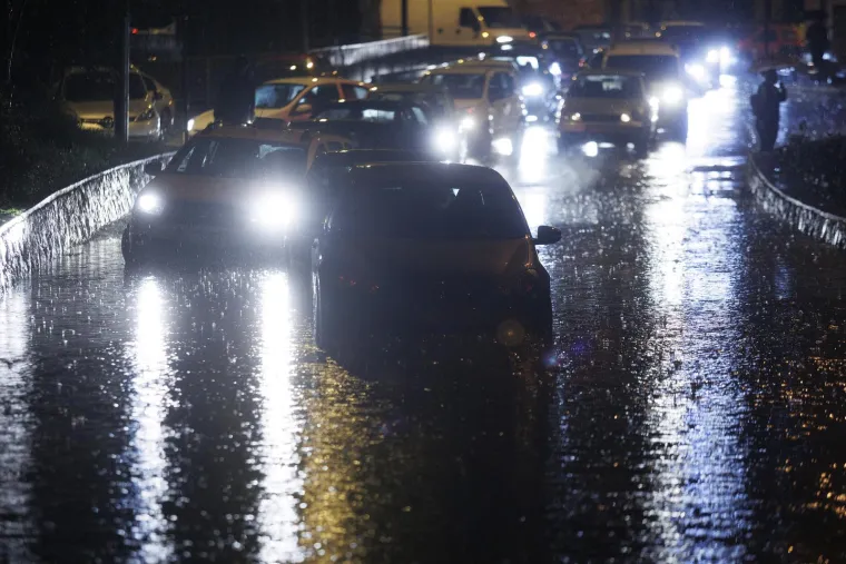 Apokaliptični prizori iz Rijeke sinoć! Automobili i ljudi zarobljeni u poplavi, jedan čovjek je poginuo u bujici