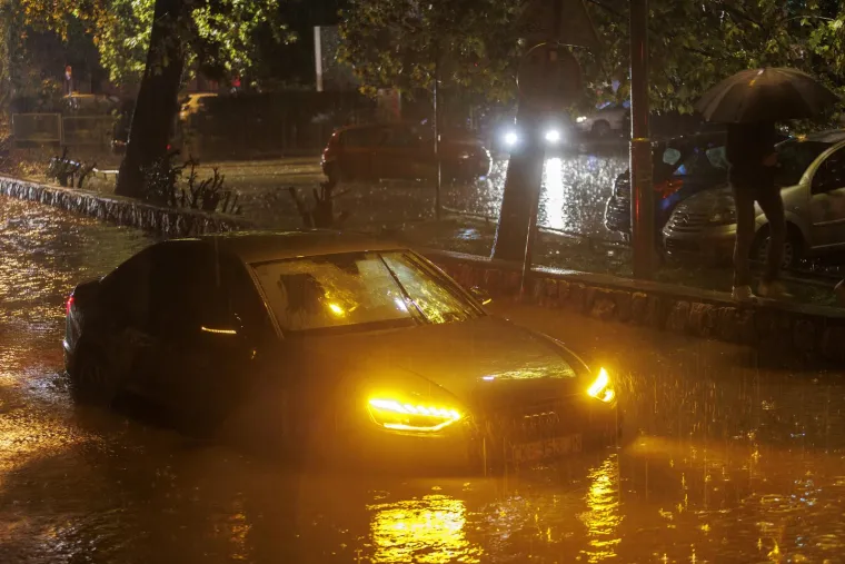 Apokaliptični prizori iz Rijeke sinoć! Automobili i ljudi zarobljeni u poplavi, jedan čovjek je poginuo u bujici