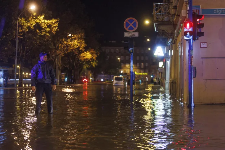 Apokaliptični prizori iz Rijeke sinoć! Automobili i ljudi zarobljeni u poplavi, jedan čovjek je poginuo u bujici
