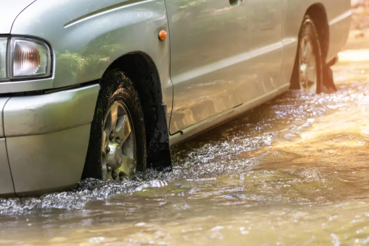 2. Pokušajte odrediti koliko je duboko auto bio potopljen: Nakon jakih kiša i poplava ta je voda izuzetno prljava i nakon povlačenja ostavlja blatnjave i prljave tragove. Na autu ostaju blatnjavi tragovi izvana i iznutra. Ako voda nije prešla donju razinu vrata (prag), najvjerojatnije ćete proći bez problema.