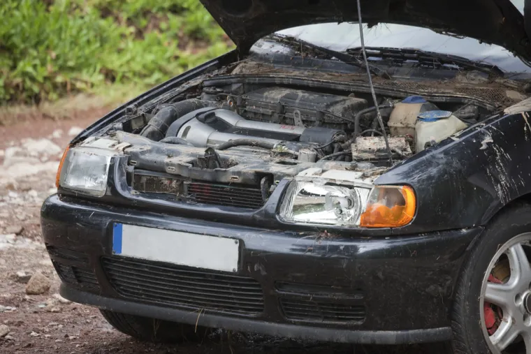 5. Uklonite sjedala i dobro ih posušite: Ako možete, uklonite sjedala i ostavite ih da se osuše izvan automobila kako bi kabina dobila više ventilacije. Vlažne površine su utočište za bakterije i gljivice, a to dovodi do neugodnih mirisa. Nakon čišćenja automobila vjerojatno ćete morati zamijeniti dijelove kao što su patosnice, tepisi, presvlake, a možda čak i unutarnje ploče vrata jer sve one upijaju vodu i mogu potaknuti rast plijesni i plijesni. Ako komponente nisu jako oštećene, trebali biste koristiti sodu bikarbonu za dezodoraciju automobila prije nego što sve vratite natrag.