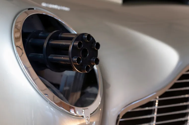 Replika DB5, zaštitnog modela agenta 007, jedan je od osam primjeraka vozila posebno dizajniranih i proizvedenih za dugometražni film snimljen 2021. godine i jedino je kaskadersko vozilo koje su do danas ponudili na prodaju Aston Martin i produkcijska kuća EON.