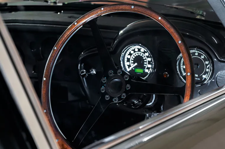 Na dražbi su bili i drugi automobili, filmski kostimi i drugi predmeti vezani uz slavnu sagu o britanskom špijunu.