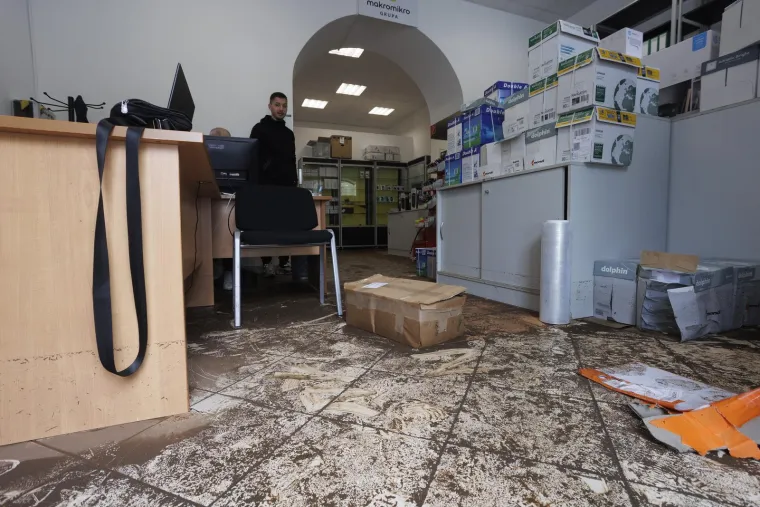 Pogledajte posljedice nezapamćenog nevremena u Rijeci: Uništene trgovine, poslovni prostori...