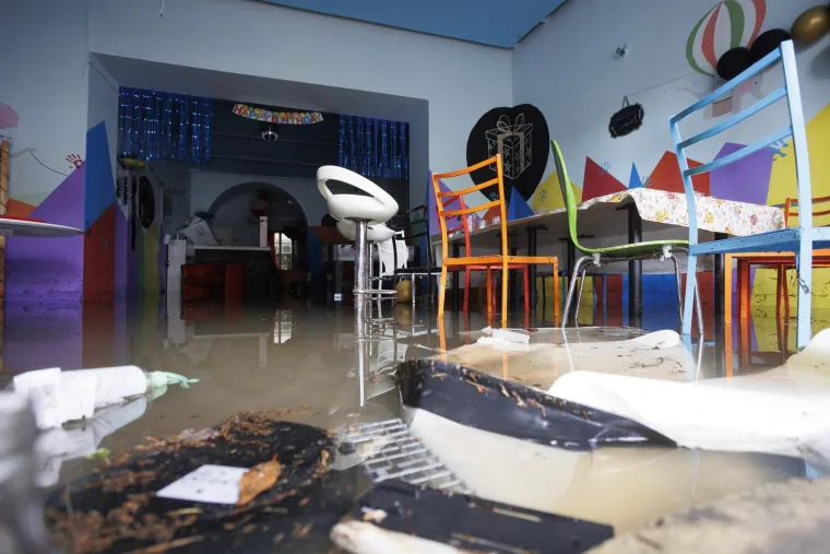 Pogledajte posljedice nezapamćenog nevremena u Rijeci: Uništene trgovine, poslovni prostori...