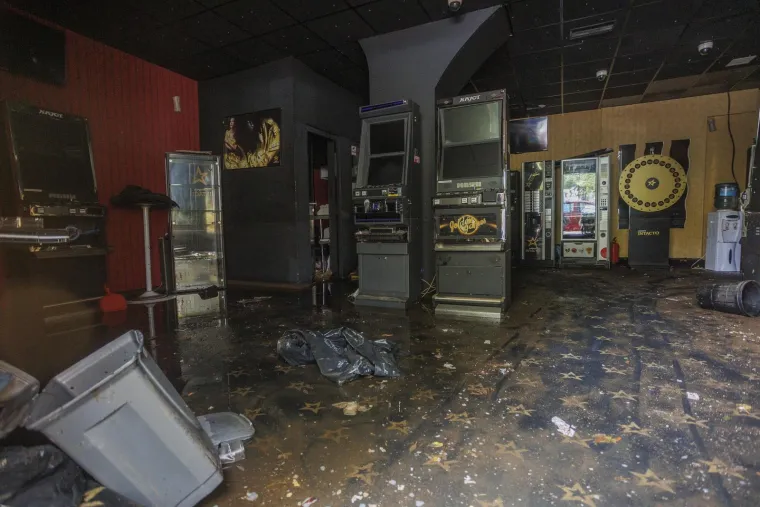 Pogledajte posljedice nezapamćenog nevremena u Rijeci: Uništene trgovine, poslovni prostori...
