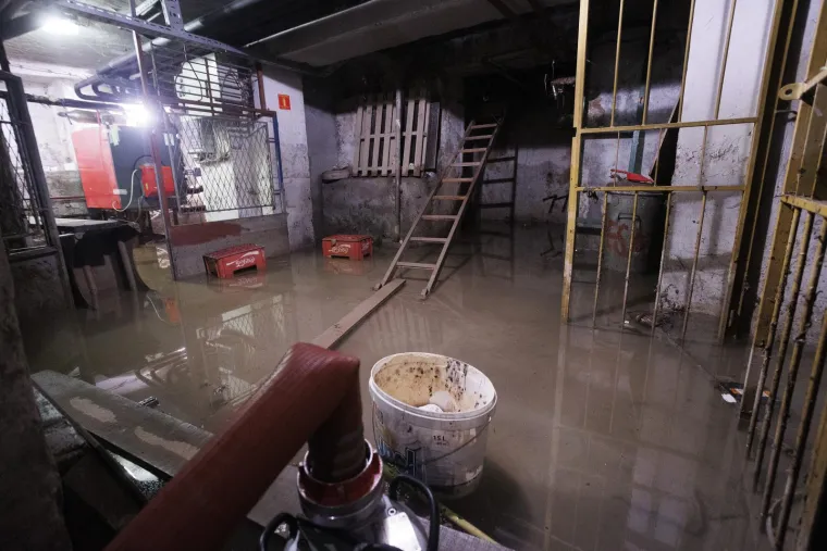 Pogledajte posljedice nezapamćenog nevremena u Rijeci: Uni&scaron;tene trgovine, poslovni prostori...