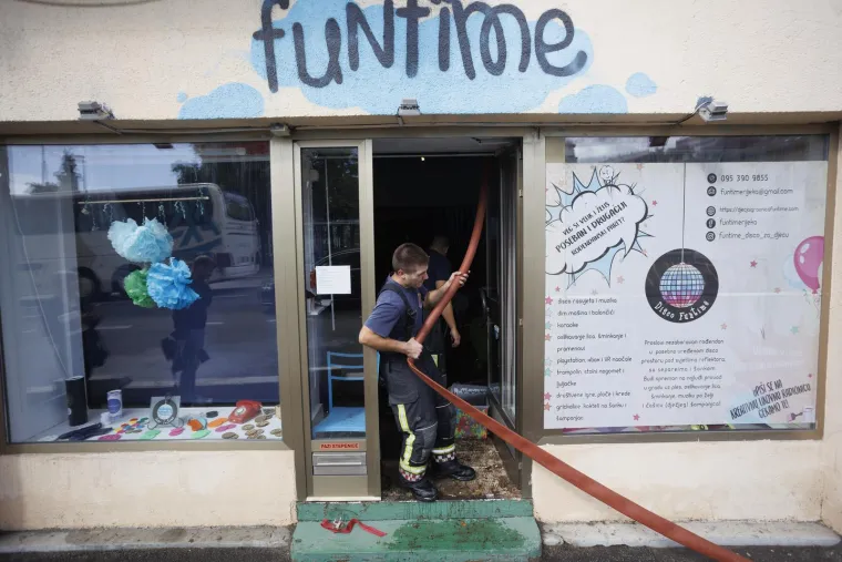 Pogledajte posljedice nezapamćenog nevremena u Rijeci: Uni&scaron;tene trgovine, poslovni prostori...