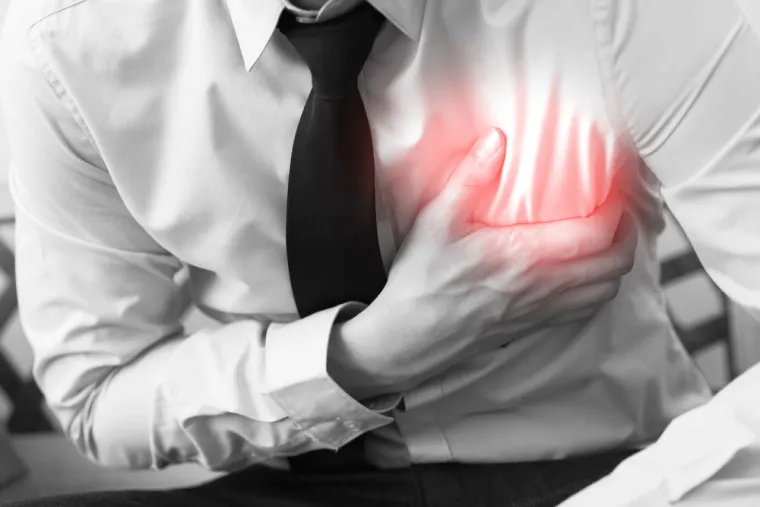 Kako navodi HZJZ, iznenadna srčana smrt (eng. sudden cardiac death, SCD) je nagla, neočekivana smrt uslijed trenutnog gubitka srčane funkcije. Po definiciji, smrt nastupa unutar jednog sata od početka simptoma, ali se najčešće to događa već nakon nekoliko minuta. Može nastupiti ti kod osobe koja ima poznatu srčanu bolest ili kao prvi događaj bez prethodno poznate srčane bolesti. U riziku od iznenadne srčane smrti su gotovo sve osobe sa srčanim bolestima, ali najvažnije su: koronarna bolest srca, kardiomiopatije i zatajenje srca. 