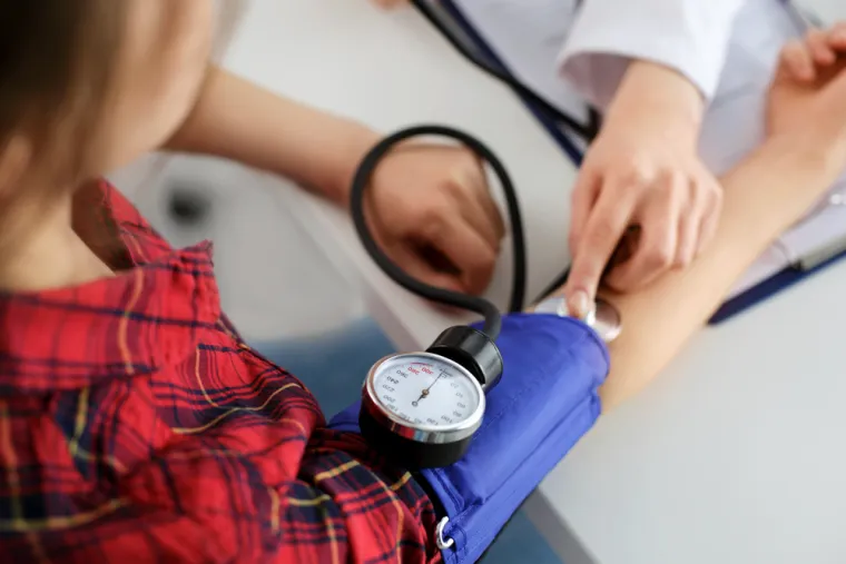 Upravo zato što nastaje kao posljedica drugih krvožilnih bolesti, ali i kod (naoko) potpuno zdravih ljudi, ne zna se niti koliko je česta jer se uzrok smrti često pripiše samoj bolesti, a ne iznenadnoj srčanoj smrti. Prema nekim procjenama ISS odgovorna za polovicu svih smrti od srčanih bolesti, a europska istraživanja procjenjuju da je stopa smrtnosti 0,36-1,28 na tisuću osoba godišnje. Kako ističe HZJZ, ovisno o metodi procjene, u Hrvatskoj od iznenadne srčane smrti umre od 1500 do čak više od 8000 ljudi. 