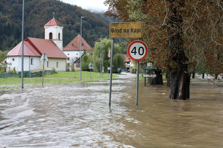 U malom mjestu u Gorskom kotaru opet je dramatično! Poplavljene su prometnice, voda ljudima ulazi u kuće