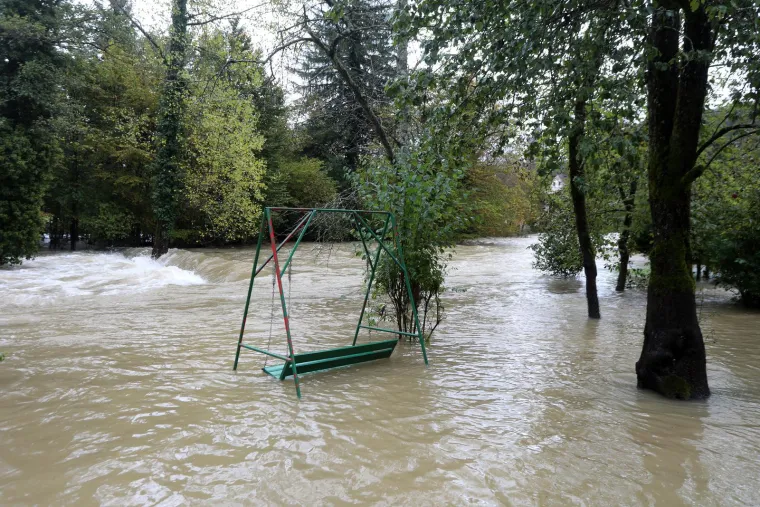 U malom mjestu u Gorskom kotaru opet je dramatično! Poplavljene su prometnice, voda ljudima ulazi u kuće