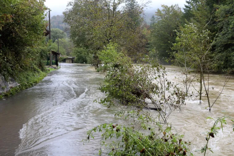 U malom mjestu u Gorskom kotaru opet je dramatično! Poplavljene su prometnice, voda ljudima ulazi u kuće