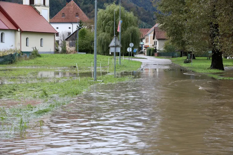 U malom mjestu u Gorskom kotaru opet je dramatično! Poplavljene su prometnice, voda ljudima ulazi u kuće