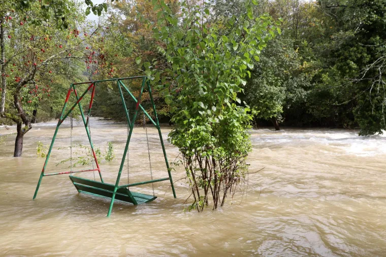U malom mjestu u Gorskom kotaru opet je dramatično! Poplavljene su prometnice, voda ljudima ulazi u kuće