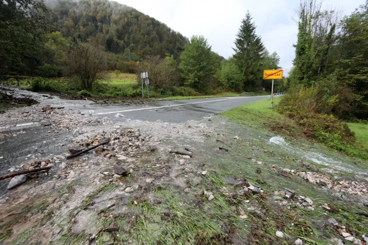 U malom mjestu u Gorskom kotaru opet je dramatično! Poplavljene su prometnice, voda ljudima ulazi u kuće