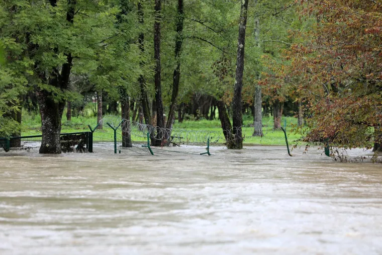 U malom mjestu u Gorskom kotaru opet je dramatično! Poplavljene su prometnice, voda ljudima ulazi u kuće