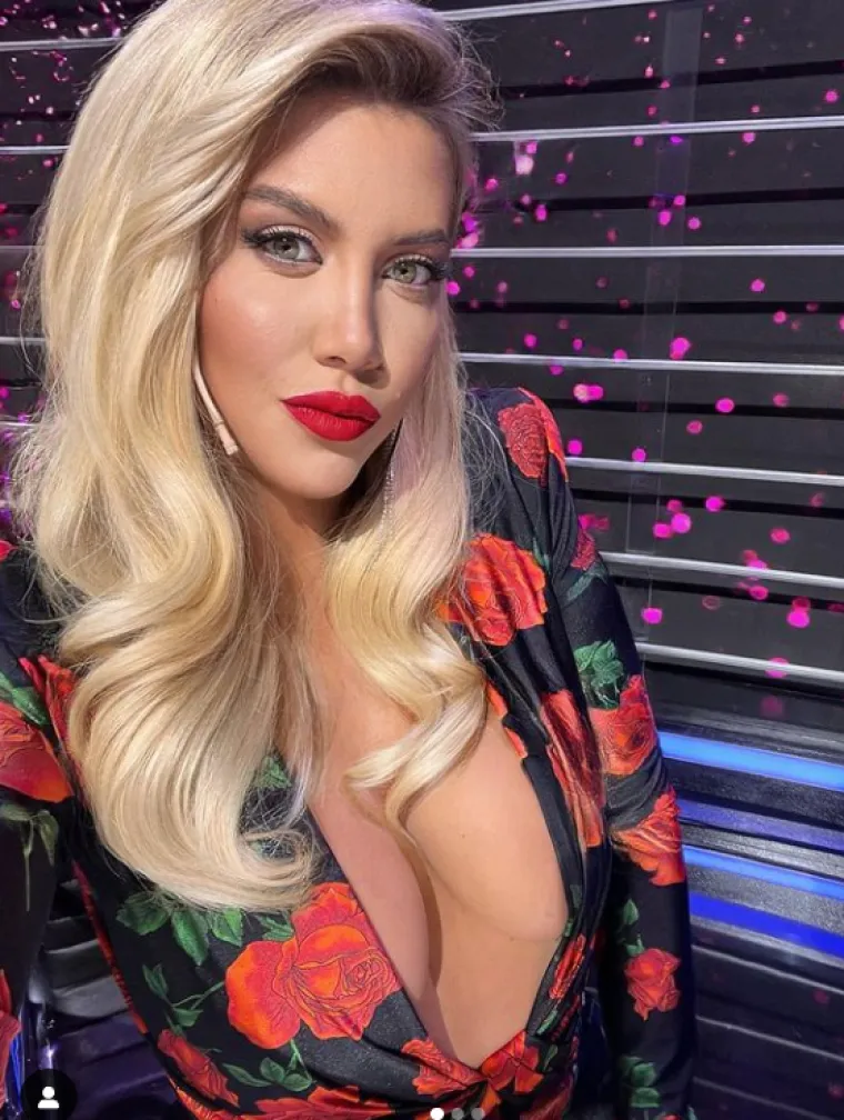 Najzgodnija nogometna menadžerica pustila seriju vrućih slika. Toliko je izbacila grudi da ih možete proučiti do detalja