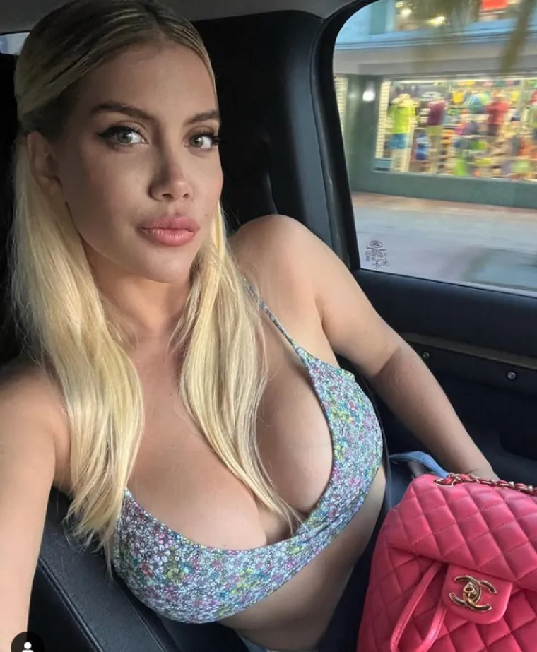 Najzgodnija nogometna menadžerica pustila seriju vrućih slika. Toliko je izbacila grudi da ih možete proučiti do detalja