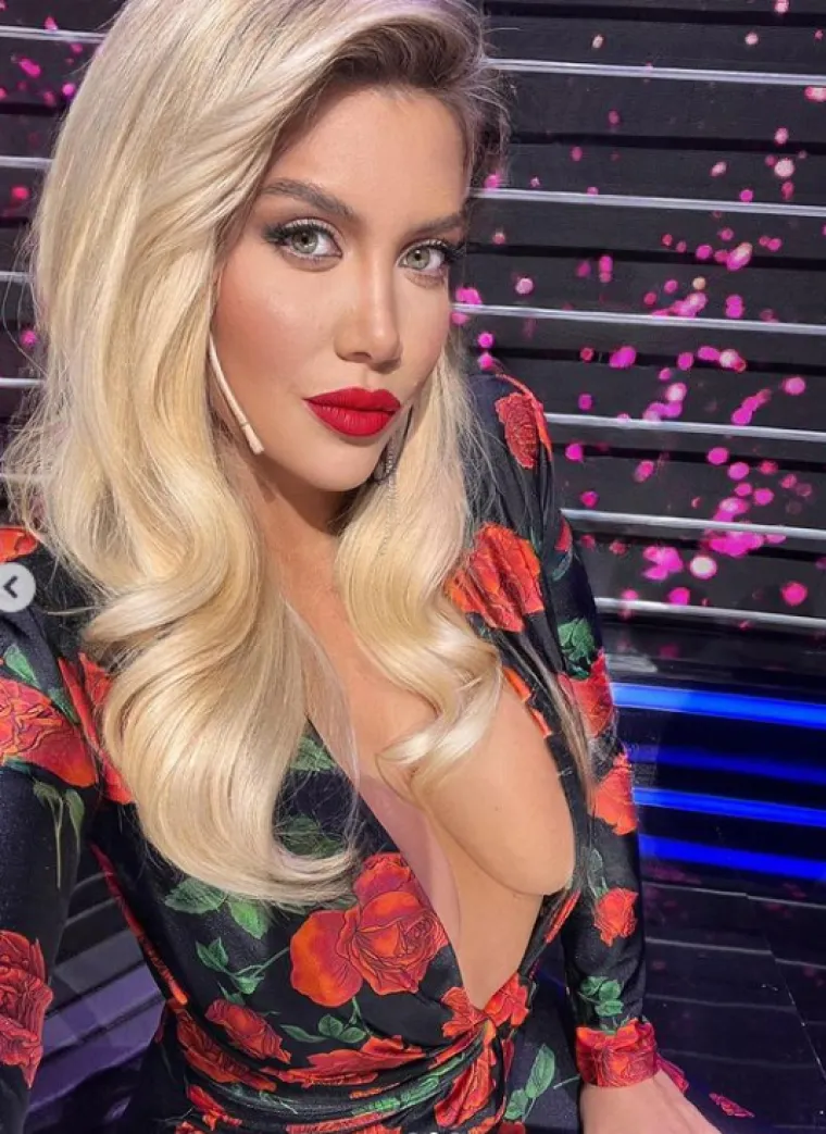 Najzgodnija nogometna menadžerica pustila seriju vrućih slika. Toliko je izbacila grudi da ih možete proučiti do detalja