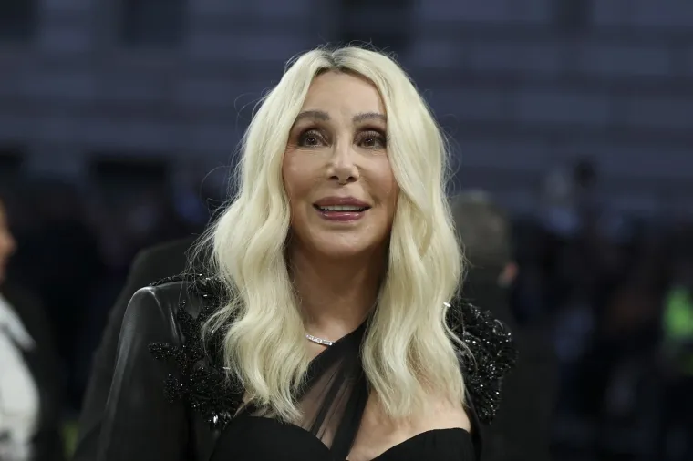 Tko bi Cher dao 76 godina? Diva pro&scaron;etala pistom u pripijenom kombinezonu: Za ovo ni neke upola mlađe ne bi imale hrabrosti
