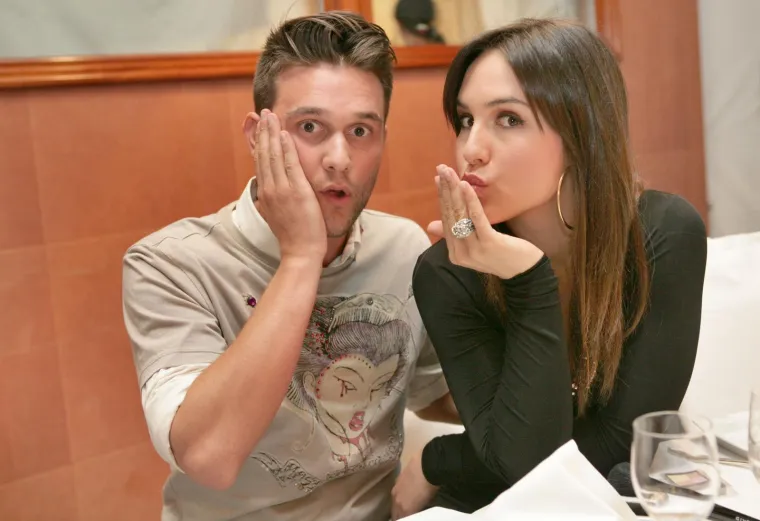 S pjesmom "Prva ljubav" pojavili su se na Hrvatskom radijskom festivalu u Trogiru, ali nisu uspjeli pobijediti. Tom su prilikom izjavili: "Mi smo mladi izvođači i na&scaron;e vrijeme tek dolazi, pa ne očekujemo pobjedu na festivalu, ali nadamo se dobroj zabavi. Napisi u medijima o na&scaron;oj ljubavnoj vezi jako su simaptični i oboje smo se zabavljali čitajući sve to". Čini se da su imali i pravo jer "prava ljubav", kao i prava, kvalitetna karijera, građena korak po korak, uistinu "nema roka trajanja". 