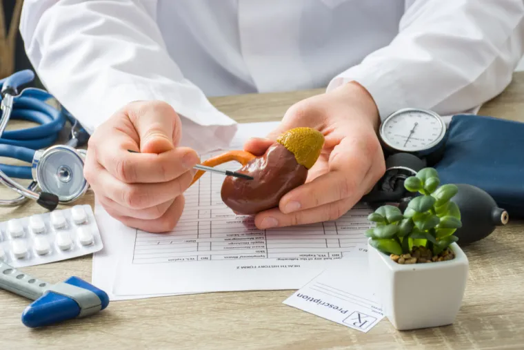 Godine 2019., izvješće o slučaju objavljeno u časopisu International Medical Case Reports Journal opisuje bizaran slučaj 32-godišnjeg muškarca koji je imao golemi ureteralni kamen ili ureteralni kamenac. Pronađen je rendgenskom snimkom koji pokazuje veliki bubrežni kamen dug oko 14 centimetara i težak 106 grama. Stanje je liječeno kombinacijom otvorenih i endoskopskih tehnika.