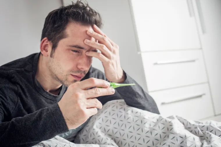 Kako se kamenac spušta niz mokraćnu cijev bliže mjehuru, osoba može osjetiti češću potrebu za mokrenjem ili osjetiti pečenje prilikom mokrenja. Ako ovi simptomi prate povišenu temperaturu ili groznicu, može biti prisutna infekcija. U tom slučaju treba se odmah obratiti liječniku.