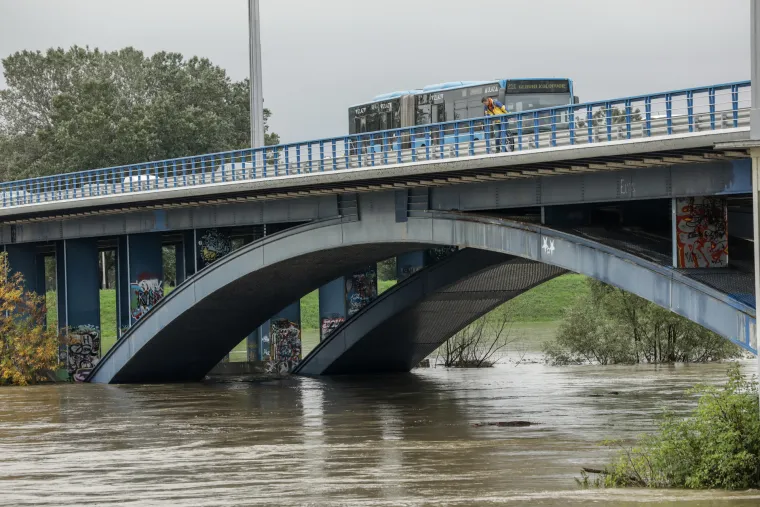 Pripremno stanje u Zagrebu! Dramatično porastao vodostaj Save, izlila se iz korita