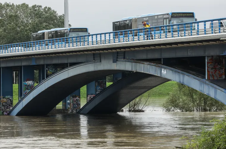 Pripremno stanje u Zagrebu! Dramatično porastao vodostaj Save, izlila se iz korita