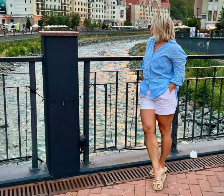 Ako imate fetiš na stopala i guze, ove će vas slike preznojiti. Slavna MMA borkinja i fitness trenerica objavila niz golišavih fotki