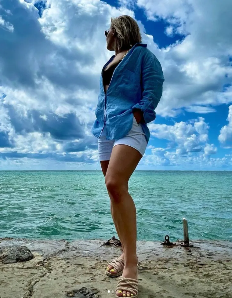 Ako imate fetiš na stopala i guze, ove će vas slike preznojiti. Slavna MMA borkinja i fitness trenerica objavila niz golišavih fotki