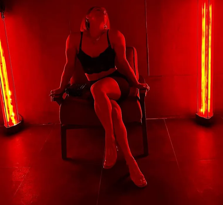 Ako imate fetiš na stopala i guze, ove će vas slike preznojiti. Slavna MMA borkinja i fitness trenerica objavila niz golišavih fotki