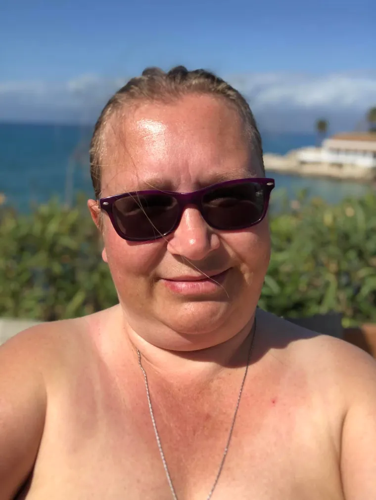 Prestala sam brojati  koliko sam  puta odbila njegove seksualne prijedloge, zatvorila vrata svoje spavaće sobe za njim i prekinula svaki razgovor o našem ljubavnom životu.  Graham i ja smo se seksali samo jednom svake dvije godine, ako i toliko, a vodili smo ljubav možda pet puta u proteklom desetljeću pa kad sam pročitala anonimni članak oženjenog muškarca koji je, nakon što je izdržao desetljeće bez seksa, počeo imati afere, trgnula sam se jer je vrlo lako mogla pisati o meni. I ja sam mislila da imam savršen brak, s troje sretne i zdrave djece i brižnim, odanim mužem. Pretpostavila sam da zbog toga što je naš 28-godišnji brak pažljivo građen na ljubavi i poštovanju, naš nedostatak seksualnog života nije bitan. Jasno je da jest.  Izvana, naš je život bio prilično savršen. Imali smo ljupku kuću s tri spavaće sobe i dodatnom građevinom za moju pokojnu svekrvu. Bio je to sretan, zaposlen dom pun ljubavi.