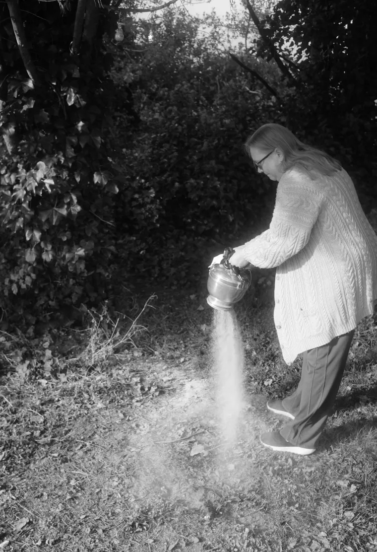 Naša kćer, koja sada ima 21 godinu, bila je planirana. Prve godine nakon njezina rođenja, dok sam je dojila, došlo je do suptilne promjene u našem seksualnom životu, no ubrzo smo se vratili u normalu. Nakon djeteta, imala sam nešto več konfenkcijski broj, s punijim grudima i zaobljenim bokovima, ali sam se i dalje dobro osjećala. Zatim, četiri godine kasnije, došao je naš sin. Naš seksualni život bio je na čekanju tijekom šest mjeseci koliko sam dojila. Još jednom, mom obazrivom mužu nije se sviđala pomisao da imamo seks dok je moje tijelo potrebno našem sinu, što je meni bilo u redu.  Kasnije, dok smo bili roditelji dvoje djece mlađe od pet godina, seksali smo se nekoliko puta tjedno. Da, to je bio pad u tome koliko često smo to radili, ali nije nam smetalo jer smo bili toliko zaokupljeni obiteljskim životom.  Rekla bih da su naš brak i obitelj bili čvrsti kao stijena. I nisam bila jedina koja je tako mislila. Svi u našem društvenom krugu rekli su da smo savršeni par - rijetko smo se svađali  i podržavali smo jedno drugo u svemu.