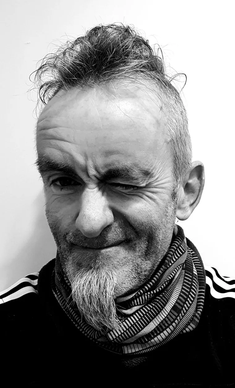 Graham kaže: Volim reći da je Sara imala četverogodišnju glavobolju. Koliko sam puta tijekom godina čuo &apos;ne&apos;, došlo je do faze u kojoj više nije imalo smisla tražiti. Obara vam samopouzdanje kada važan dio vas iznenada postane suvišan. Osjećao sam se iscrpljeno i nesretno.   Vjerojatno sam trebao biti čvršći i reći Sari koliko me naš nedostatak seksa uznemiriva. Razumijem zašto više nije htjela imati seks; nakon što dobijete djecu, to je nešto što možete isključiti, ali muškarci nemaju isti biološki odgovor.